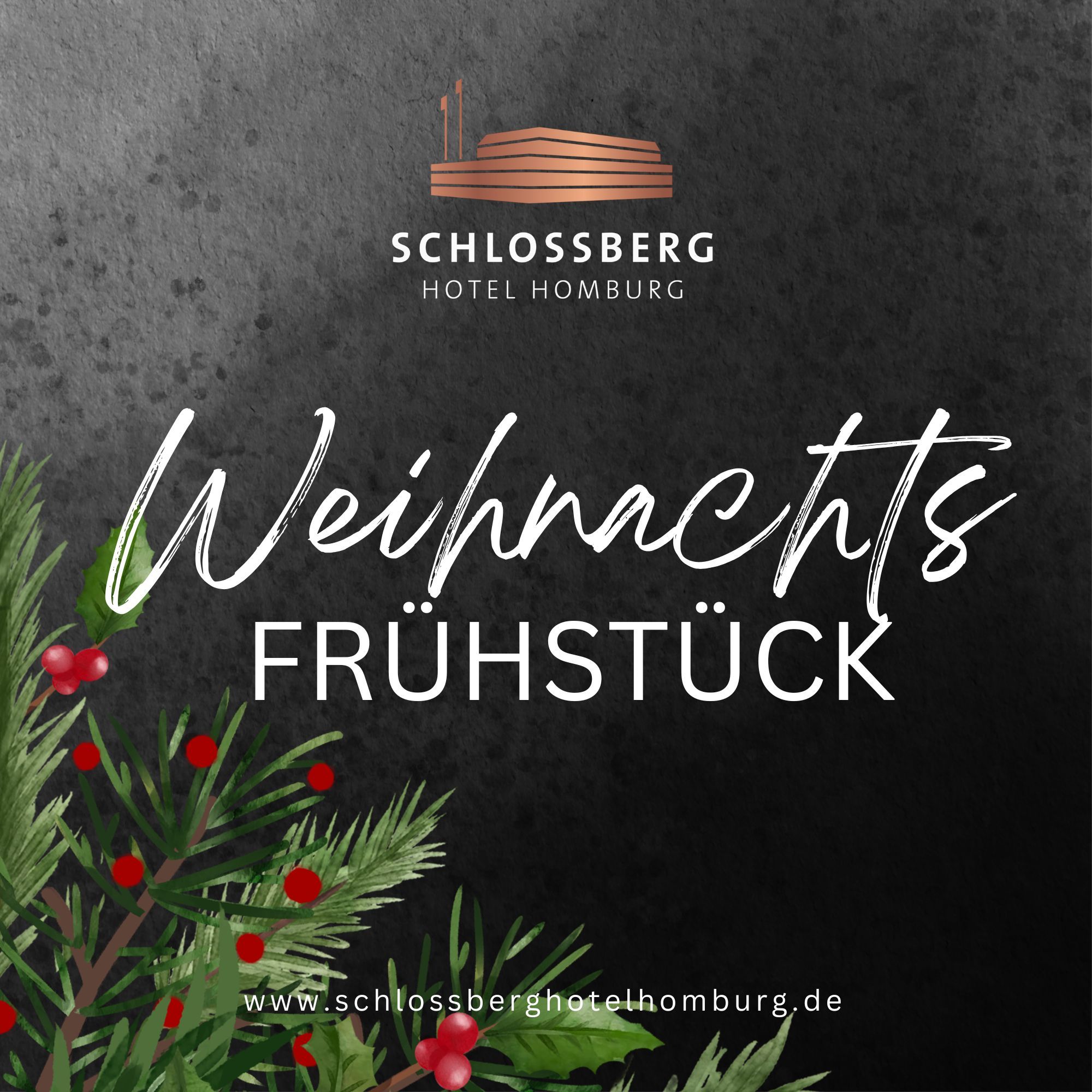 Flyer „Weihnachtsfrühstück“ des Schlossberg Hotels mit Tannenzweigen und roten Beeren
