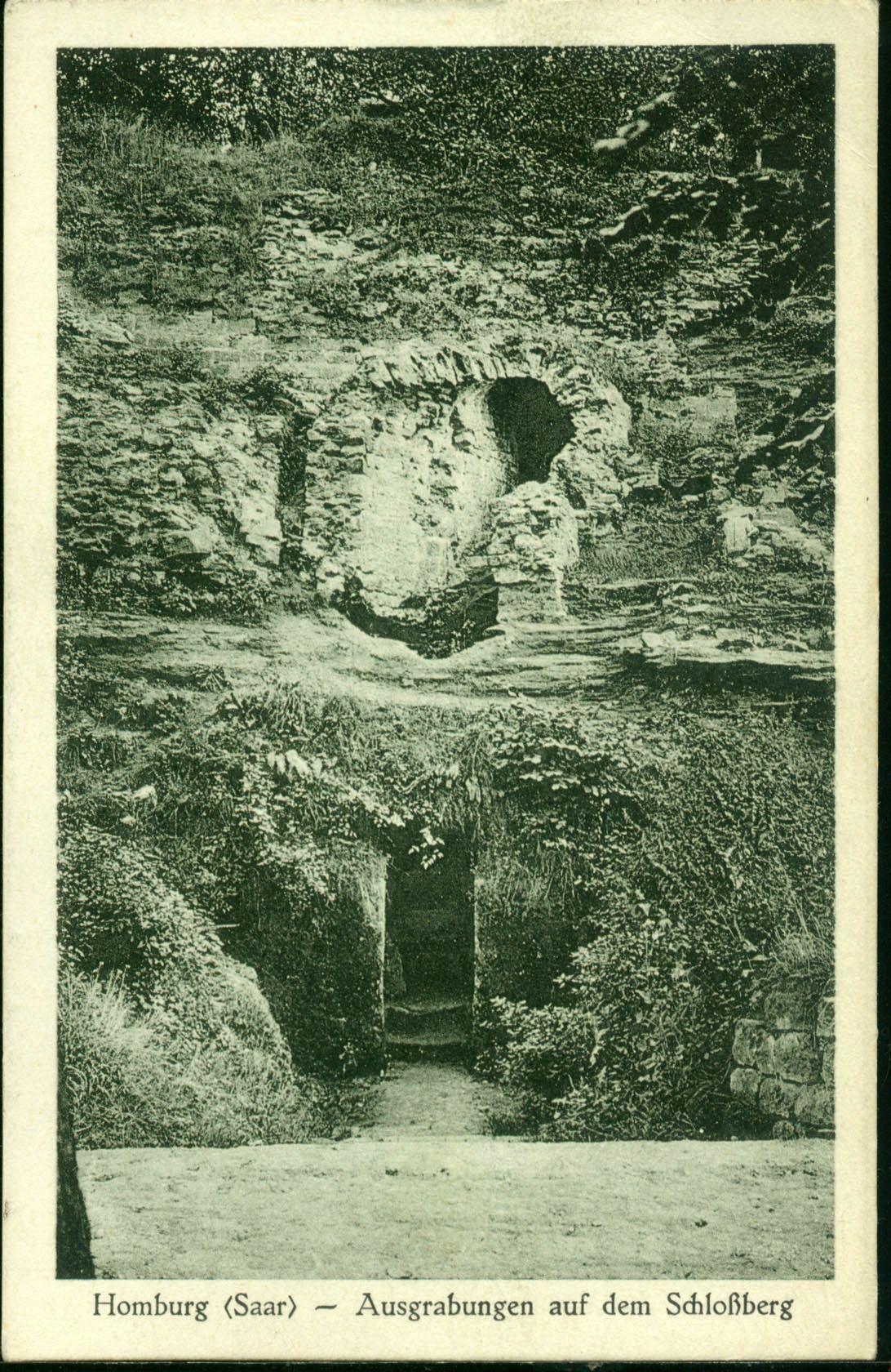 Historische Postkarte „Homburg (Saar) – Ausgrabungen auf dem Schloßberg“ mit Gewölbeöffnungen im Sandsteinfels