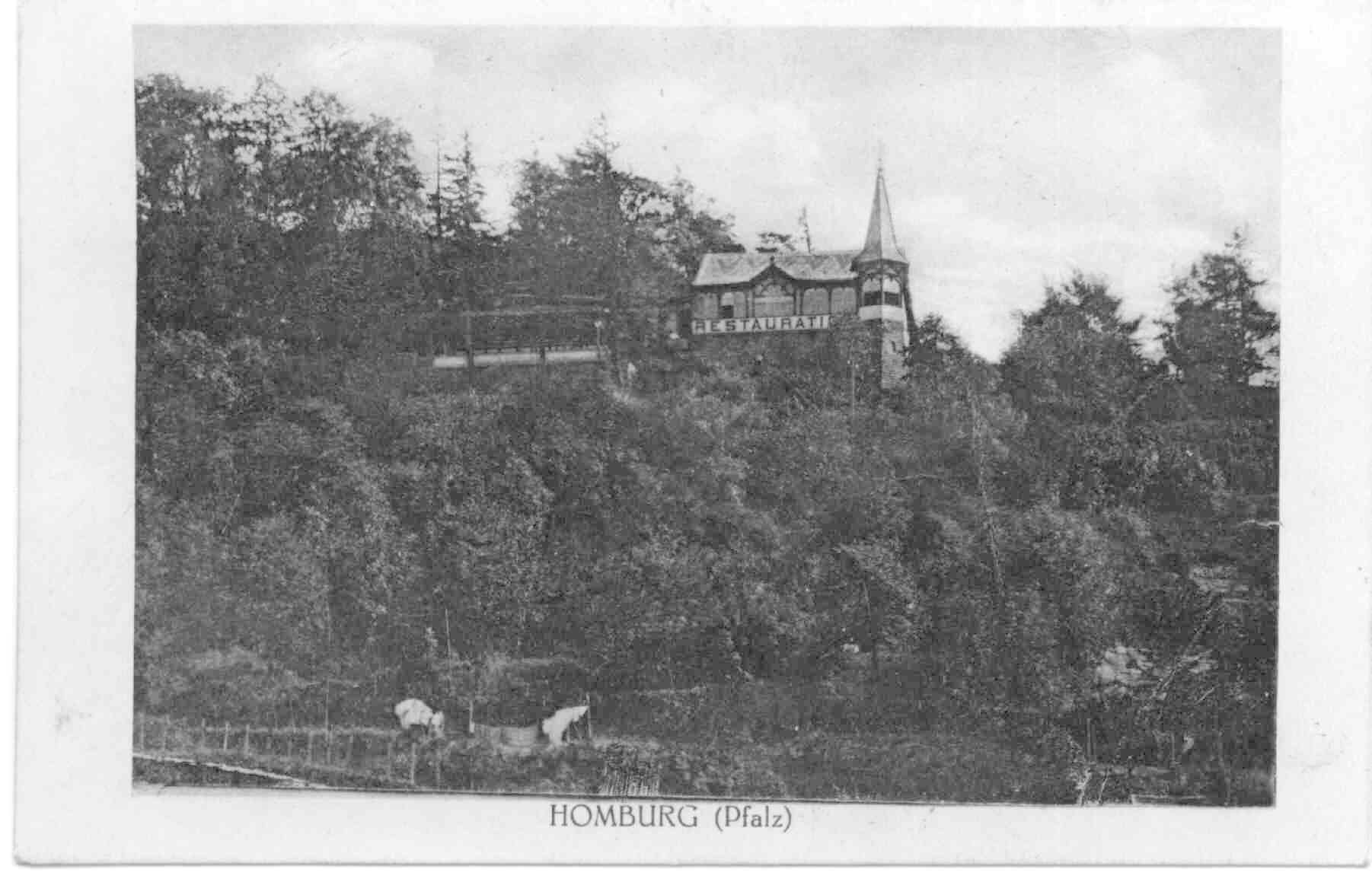 Historische Postkarte „Homburg (Pfalz)“ mit bewaldetem Hang, oben ein Gebäude mit Türmchen und Schriftzug „Restauration“