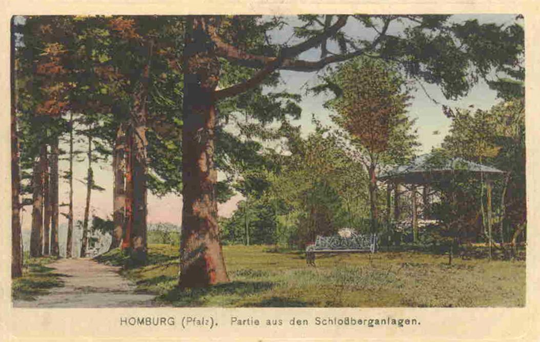Kolorierte Postkarte „Homburg (Pfalz). Partie aus den Schloßberganlagen“ mit Weg, hohen Bäumen und Pavillon